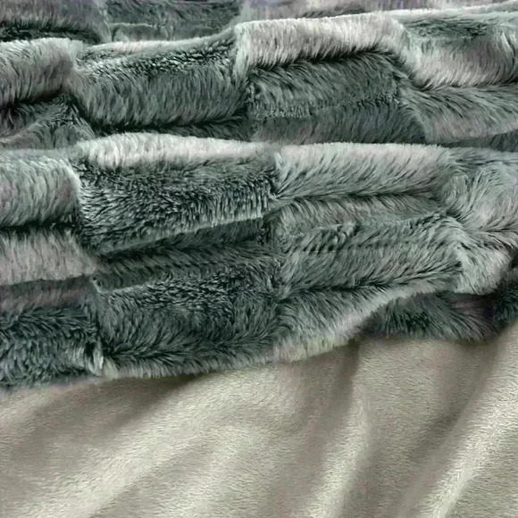 North End faux fur throw new without tags - Picture 3 of 3